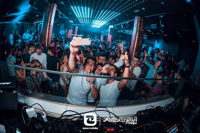 Akuarela Playa Valencia: una referencia del ocio nocturno junto al Mediterráneo